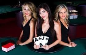 Antarmuka permainan Live Dealer dengan tombol taruhan dan riwayat kartu